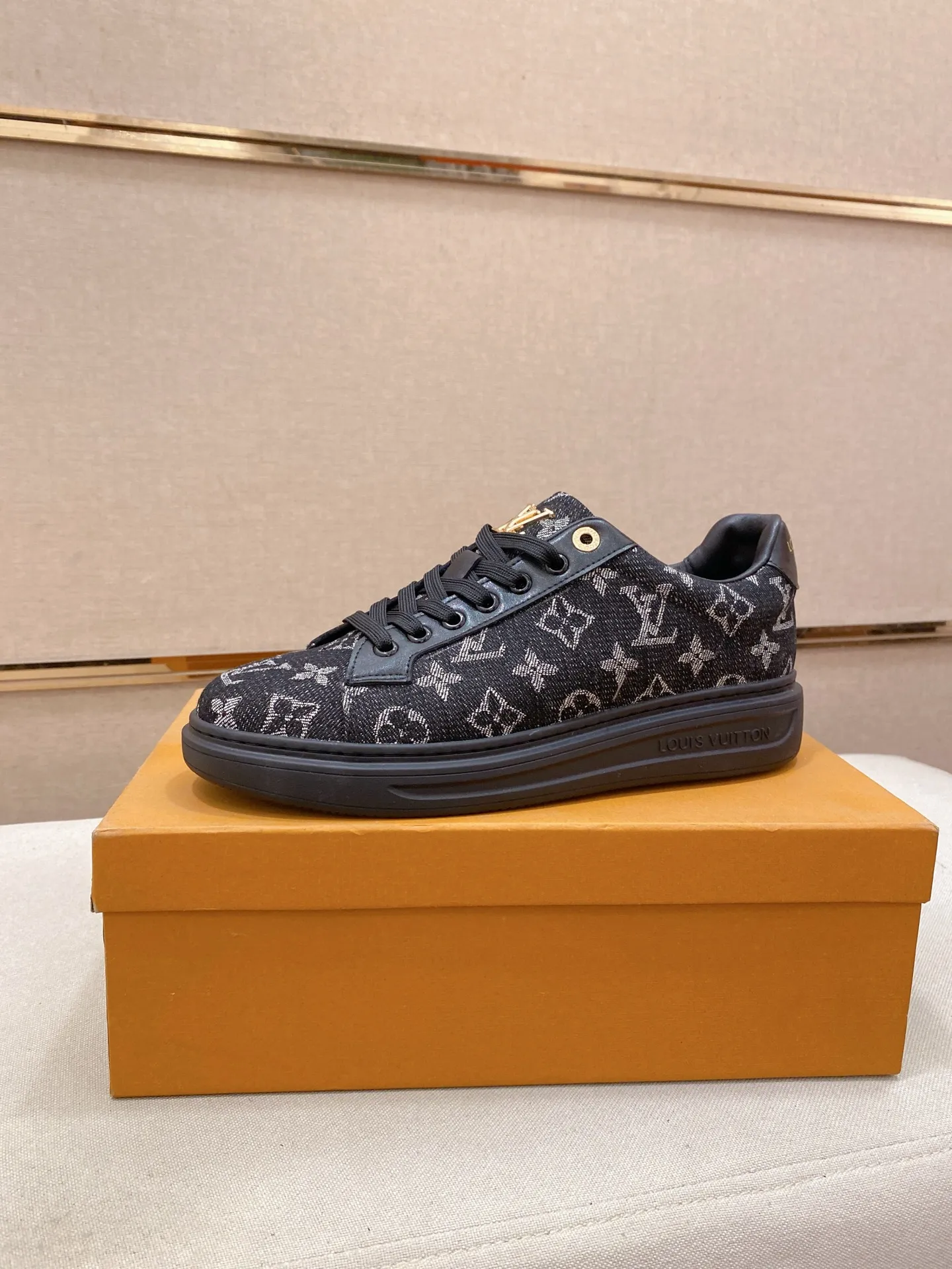 Men's shoes 💰: 400💰🎉🎉LV~Louis Vuitton trendy men's shoes New shipments Latest matching The same style as the official website Super high quality Hot sales of the season [strong] [strong] [strong] Selected first-layer cowhide, comfortable cowhide lining, original last, comfortable on the foot, wear-resistant rubber outsole Size number: 38-44.